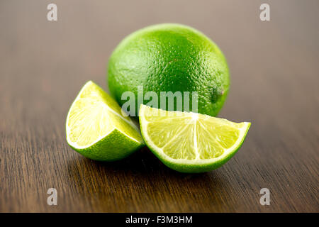 Lebendige Limes am Tresen für Aufnahmen Stockfoto