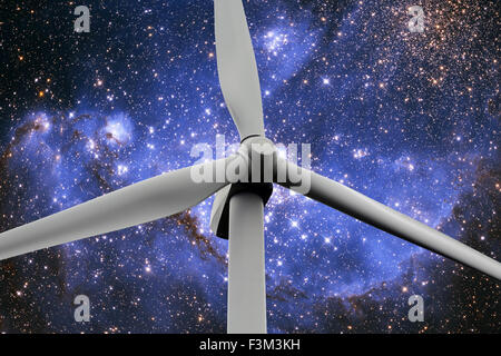 Windkraftanlage nachts Sterne Hintergrund. Stockfoto