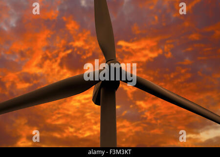 Windturbine gegen roten Himmel. Stockfoto