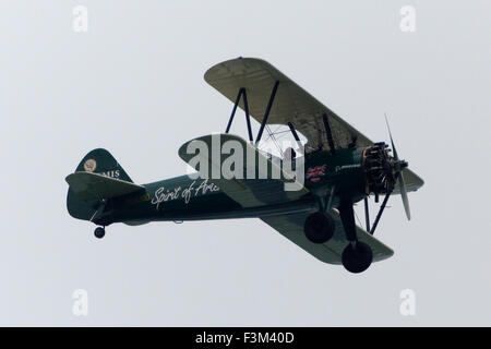 BI Flugzeug Geist der Artemis Self-styled "Bird in einem Doppeldecker" Tracey Curtis-Taylor, 53, auf den Weg in ihr 1942 Boeing Stearman Geist von Artemis Flugzeugen aus Farnborough, Hampshire. Stockfoto