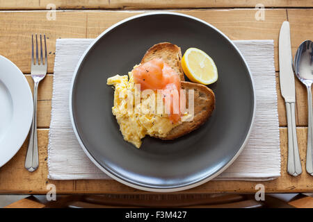 Geräucherter Lachs mit Rührei-Frühstück Stockfoto