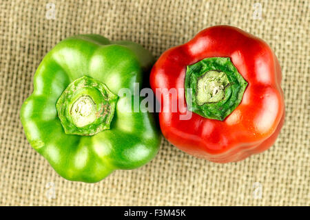 Antenne des roten und grünen Paprika auf hessisch Stockfoto