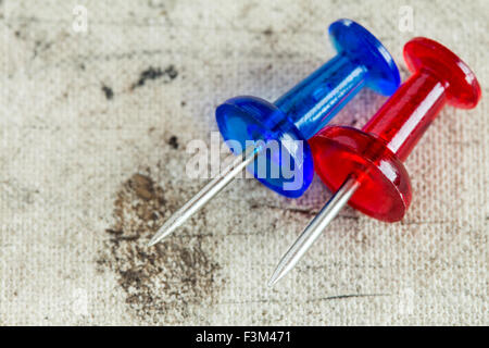 Rote und blaue Pins auf dem alten Buchcover, Nahaufnahme Stockfoto