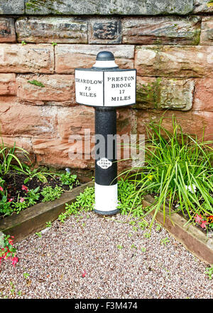 Ein Schild sagt England 75 Meilen und Preston Brook 17 Meilen auf dem Trent und Mersey Kanal Middlewich Cheshire England UK Stockfoto