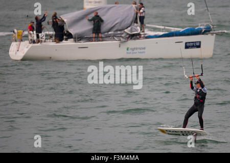 Kite Surfer Ufer Seite Unterhaltungen, Bands, Yacht Club Szenen, 2015, Cowes Week, Isle Of Wight, England, UK, Stockfoto