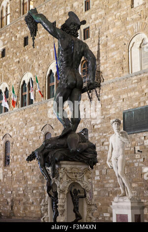 Perseus mit dem Kopf der Medusa von Cellini in Florenz, Toskana, Italien in der Nacht Stockfoto