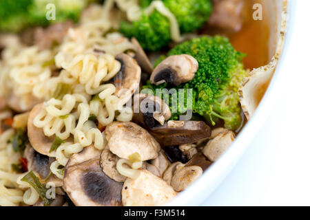 Gesunde japanische Ramen-Nudeln mit Gemüse Stockfoto