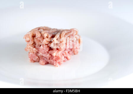 Hackfleisch roh roh Türkei isoliert auf weiss Stockfoto