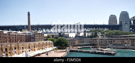 Panoramablick über die Sydney Harbour Bridge durch Campbells Cove Stockfoto