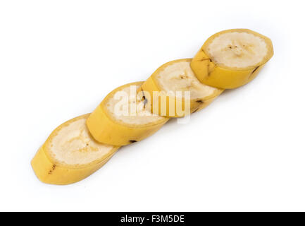 Makroaufnahme einer Stücke Banane gegen weiß Stockfoto