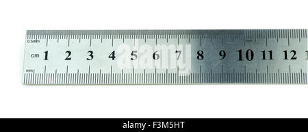 Nahaufnahme des metrischen Stahllineal isoliert auf weiss Stockfoto