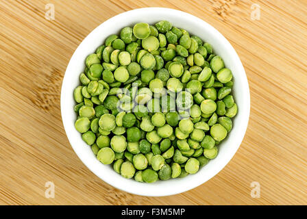 Grüne Erbsen in Schüssel Stockfoto