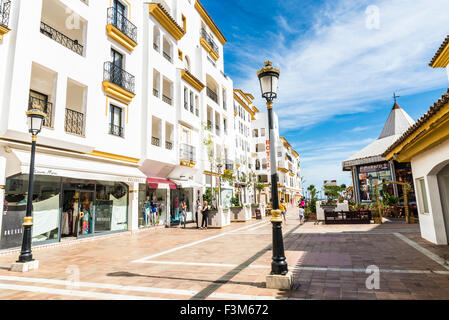 Einkaufszentrum in Puerto Banus, ein Yachthafen in der Nähe von Marbella an der Costa Del Sol, Andalusien. Stockfoto