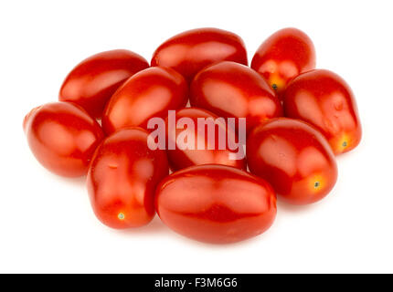 Haufen von roten Trauben Tomaten isoliert auf weiss im studio Stockfoto