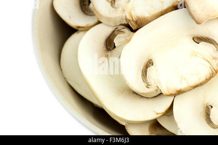 Makro Nahaufnahme von gemeinsamen geschnittenen Champignons in Schüssel isoliert auf weiss Stockfoto