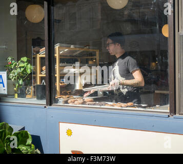 Arbeiter im Fenster 'Pies n' Oberschenkel Restaurant im Stadtteil Lower East Side von New York am Sonntag, 4. Oktober 2015.  Die Hüfte Nachbarschaft ist nicht mehr deine Großmutter Lower Eastside. (© Richard B. Levine) Stockfoto