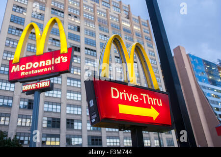 Der 10. Avenue McDonald's-Restaurant am Montag, 5. Oktober 2015 in New York. Die Website des Fast-Food-Restaurants erworben wurde durch Verwandte Cos. für einen ungenannten Betrag und die McDonald's, die es Jahrzehnten seit, wird geschlossen. 65 Mitarbeiter werden bis Ende des Jahres entlassen werden. Die Website wird ein weiterer Wolkenkratzer im Mega-Hudson Yards Projekt geworden.  (© Richard B. Levine) Stockfoto