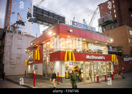 Der 10. Avenue McDonald's-Restaurant am Montag, 5. Oktober 2015 in New York. Die Website des Fast-Food-Restaurants erworben wurde durch Verwandte Cos. für einen ungenannten Betrag und die McDonald's, die es Jahrzehnten seit, wird geschlossen. 65 Mitarbeiter werden bis Ende des Jahres entlassen werden. Die Website wird ein weiterer Wolkenkratzer im Mega-Hudson Yards Projekt geworden.  (© Richard B. Levine) Stockfoto