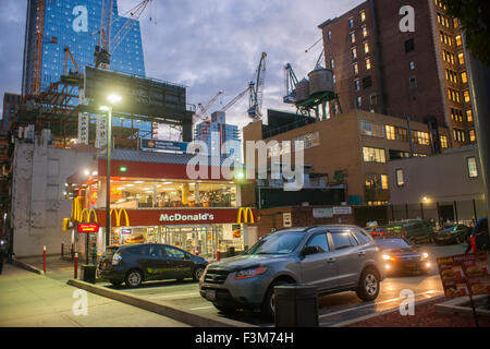 Der 10. Avenue McDonald's-Restaurant am Montag, 5. Oktober 2015 in New York. Die Website des Fast-Food-Restaurants erworben wurde durch Verwandte Cos. für einen ungenannten Betrag und die McDonald's, die es Jahrzehnten seit, wird geschlossen. 65 Mitarbeiter werden bis Ende des Jahres entlassen werden. Die Website wird ein weiterer Wolkenkratzer im Mega-Hudson Yards Projekt geworden.  (© Richard B. Levine) Stockfoto