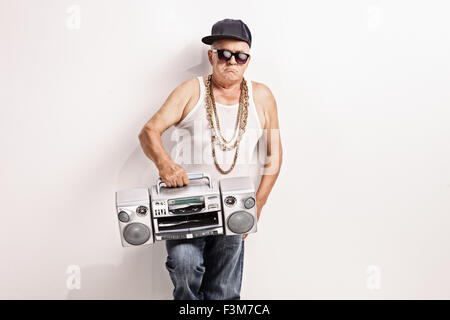 Hardcore-senior Rapper halten einen Ghetto-Blaster und schaut in die Kamera Stockfoto