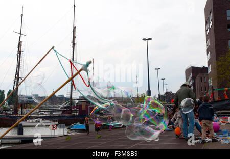 Große Seifenblasen und Flohmarkt am Könige, Amsterdam, Niederlande Stockfoto