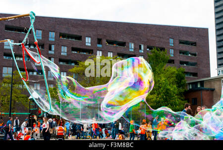 Große Seifenblasen und Flohmarkt am Könige, Amsterdam, Niederlande Stockfoto