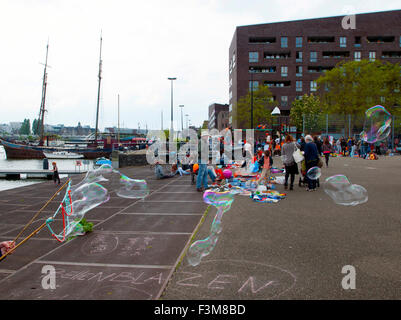 Große Seifenblasen und Flohmarkt am Könige, Amsterdam, Niederlande Stockfoto