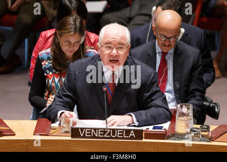 (151009)--NEW YORK, 9. Oktober 2015 (Xinhua)--Rafael Ramirez, Venezuelas Botschafter bei den Vereinten Nationen spricht nach der Schlussabstimmung an den UN-Sicherheitsrat eine Resolution, die darauf abzielen, den Menschenhandel und die Schleusung von Migranten auf hoher See vor der Küste Libyens im UN-Hauptquartier in New York, Vereinigte Staaten, 9. Oktober 2015 zu stören. Der UN-Sicherheitsrat am Freitag nahm eine Entschließung, die darauf abzielen, den Menschenhandel und die Schleusung von Migranten auf hoher See vor der Küste Libyens zu stören. (Xinhua/Li Muzi) Stockfoto