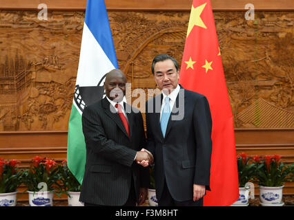 Peking, China. 9. Oktober 2015. Chinese Foreign Minister Wang Yi (R) trifft sich mit seinem Amtskollegen Lesotho Tlohang Sekhamane in Peking, Hauptstadt von China, 9. Oktober 2015. © Zhang Ling/Xinhua/Alamy Live-Nachrichten Stockfoto