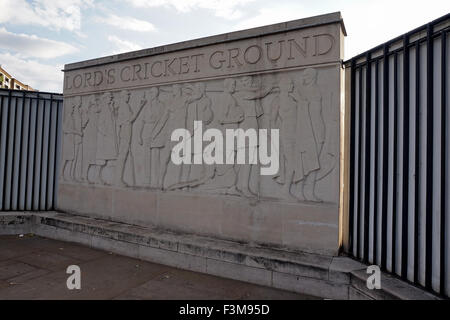 Marmorrelief außerhalb des Herrn Cricket Ground, St Johns Wood, London, England Stockfoto