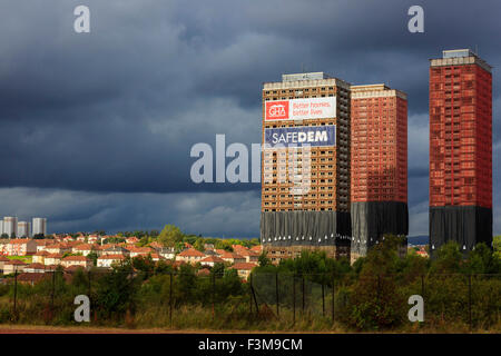 Glasgow, Vereinigtes Königreich. 9. Oktober 2015. Glasgow Housing Association (GHA) bereitet sich auf den Abriss der mehrstöckigen Wohnungen an Red Road, Glasgow mit kontrollierten Explosionen auf Sonntag, 11. Oktober 2015. Dies ist das größte kontrollierte Sprengung ihrer Art - immer - im Vereinigten Königreich. Wohnungen war verwendet worden, um Platz für Einwanderer und Flüchtlinge, die jetzt umgesiedelt worden.  Es war geplant, die Wohnungen zu zerstören, die ein Teil der Commonwealth Games 2014-Eröffnungsfeier, sondern dies nach erheblichen öffentlichen Widerstand zurückgezogen wurde. Bildnachweis: Findlay/Alamy Live-Nachrichten Stockfoto