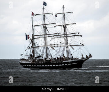 Große Schiff Belem nähert sich auf hoher See IJmuiden Hafen für SAIL Amsterdam 2015 Stockfoto