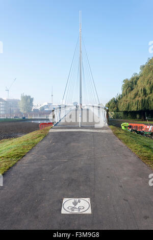 Radweg: Fuß und Brücke über die Themse, Christchurch Brücke, Reading, Berkshire, England, GB, UK-Zyklus. Stockfoto