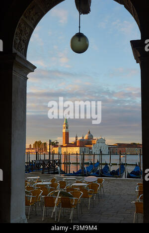 Terrasse-Gondeln und San Giorgio Maggiore Basilika und Insel in der Morgendämmerung von Piazzetta San Marco Venedig Veneto Italien Europa Stockfoto