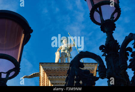 Colonna di Teodoro und reich verzierte Straßenlaternen St. Markus Platz Venedig Veneto Italien Europa Stockfoto