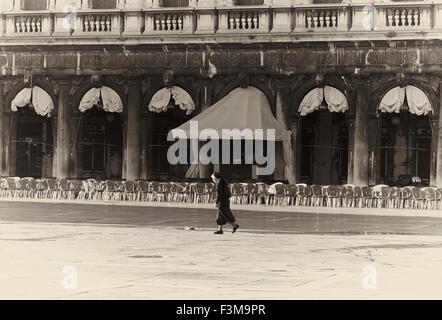 Nonne, die zu Fuß vor der Caffe Florian Piazza San Marco Venedig Veneto Italien Europa Stockfoto