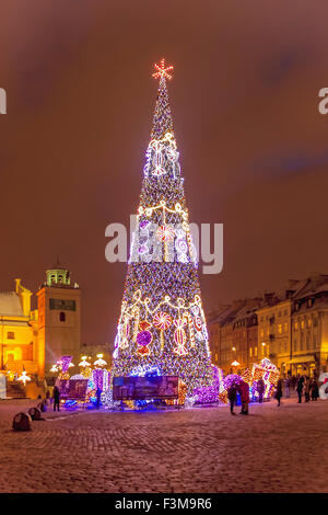 Weihnachtsbeleuchtung der Schlossplatz und der Weihnachtsbaum in der alten Stadt von Warschau, Polen Stockfoto