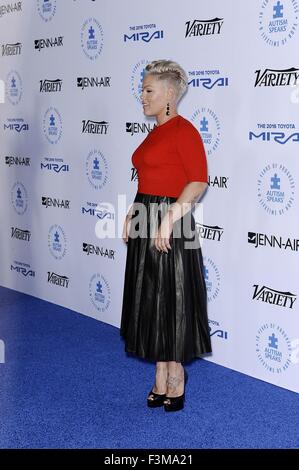 Santa Monica, Kalifornien, USA. 8. Oktober 2015. Rosa im Ankunftsbereich für Autismus spricht zu Los Angeles Starkoch Gala, Barker Hangar, Santa Monica, CA 8. Oktober 2015. Bildnachweis: Everett Collection Inc/Alamy Live-Nachrichten Stockfoto