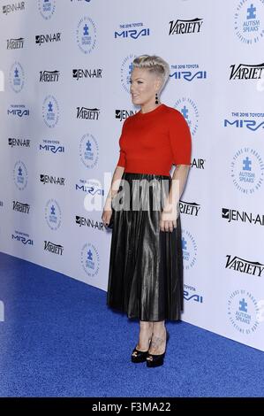 Santa Monica, Kalifornien, USA. 8. Oktober 2015. Rosa im Ankunftsbereich für Autismus spricht zu Los Angeles Starkoch Gala, Barker Hangar, Santa Monica, CA 8. Oktober 2015. Bildnachweis: Everett Collection Inc/Alamy Live-Nachrichten Stockfoto