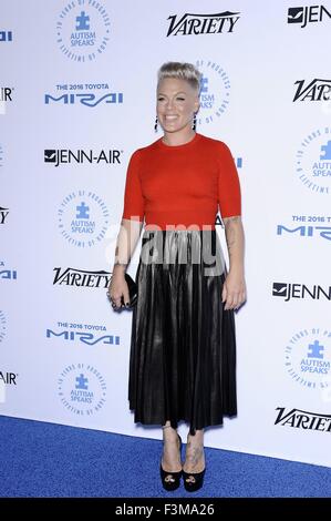 Santa Monica, Kalifornien, USA. 8. Oktober 2015. Rosa im Ankunftsbereich für Autismus spricht zu Los Angeles Starkoch Gala, Barker Hangar, Santa Monica, CA 8. Oktober 2015. Bildnachweis: Everett Collection Inc/Alamy Live-Nachrichten Stockfoto