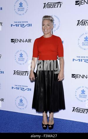 Santa Monica, Kalifornien, USA. 8. Oktober 2015. Rosa im Ankunftsbereich für Autismus spricht zu Los Angeles Starkoch Gala, Barker Hangar, Santa Monica, CA 8. Oktober 2015. Bildnachweis: Everett Collection Inc/Alamy Live-Nachrichten Stockfoto