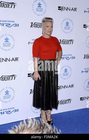 Santa Monica, Kalifornien, USA. 8. Oktober 2015. Rosa im Ankunftsbereich für Autismus spricht zu Los Angeles Starkoch Gala, Barker Hangar, Santa Monica, CA 8. Oktober 2015. Bildnachweis: Everett Collection Inc/Alamy Live-Nachrichten Stockfoto