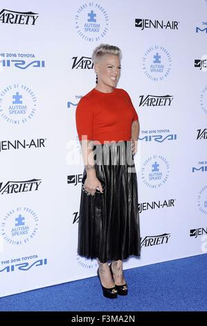 Santa Monica, Kalifornien, USA. 8. Oktober 2015. Rosa im Ankunftsbereich für Autismus spricht zu Los Angeles Starkoch Gala, Barker Hangar, Santa Monica, CA 8. Oktober 2015. Bildnachweis: Everett Collection Inc/Alamy Live-Nachrichten Stockfoto