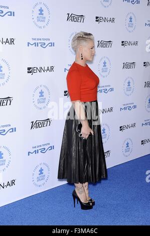 Santa Monica, Kalifornien, USA. 8. Oktober 2015. Rosa im Ankunftsbereich für Autismus spricht zu Los Angeles Starkoch Gala, Barker Hangar, Santa Monica, CA 8. Oktober 2015. Bildnachweis: Everett Collection Inc/Alamy Live-Nachrichten Stockfoto