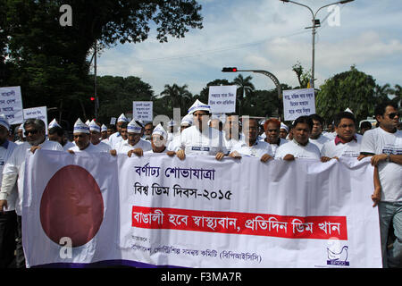 Dhaka, Bangladesch. 9. Oktober 2015. DHAKA, Bangladesch-09. Oktober: Bangladesch Geflügel Industry Council eine Rallye, betont die Vorteile des Eies auf Welt-Ei-Tag in Dhaka am 09. Oktober, 2015 weltweit feiern sind im Ort für das 20. Jahr der Welt-Ei-Tag auf der 9. Oktober 2015. 1996 von der International Egg Commission gegründet, war Welt-Ei-Tag erstellt, um das wunderbare Ei International zu fördern. © Zakir Hossain Chowdhury/ZUMA Draht/Alamy Live-Nachrichten Stockfoto