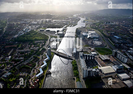 Luftaufnahme des Flusses Clyde durch Glasgow mit The Clyde Arc im Vordergrund ausgeführt Stockfoto