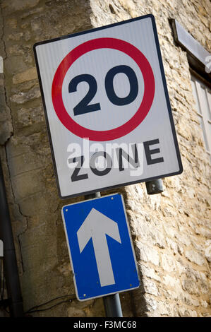 20 Meilen pro Stunde (20 km/h) Geschwindigkeitszone und One-Way-Fahrzeug-Straße unterzeichnen in Cirencester, Gloucestershire Straße. eine UK-Autos zu beschränken Stockfoto