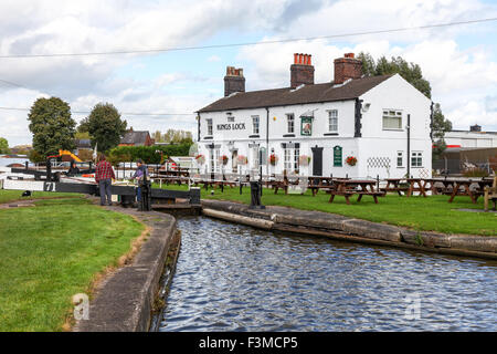 Der König Schloss Pub auf dem Trent und Mersey Kanal bei Middlewich Cheshire England UK Stockfoto