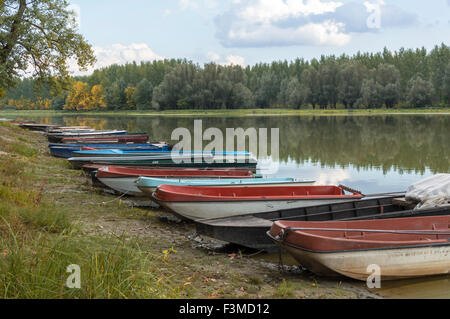 Eine Gruppe von Booten am Strand am See im Herbst. Selektiven Fokus. Stockfoto