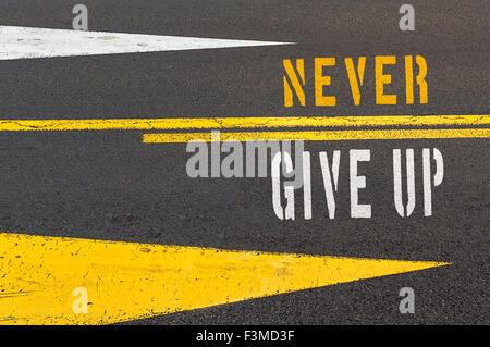 Never Give Up auf Asphaltstraße geschrieben. Selektiven Fokus. Stockfoto